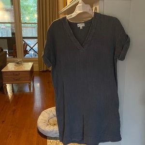 Casual dress made of cotton crinkle fabric.